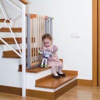 Обеспечиваем безопасность ребенка на лестнице барьером с калиткой без сверления стен!